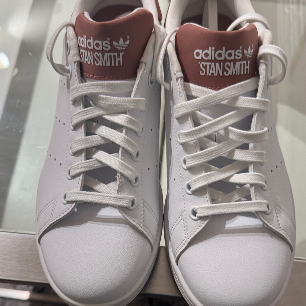 Woman's Adidas Stan Smith Sneakers
Size:9